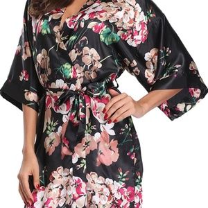 Women’s short floral kimono robe